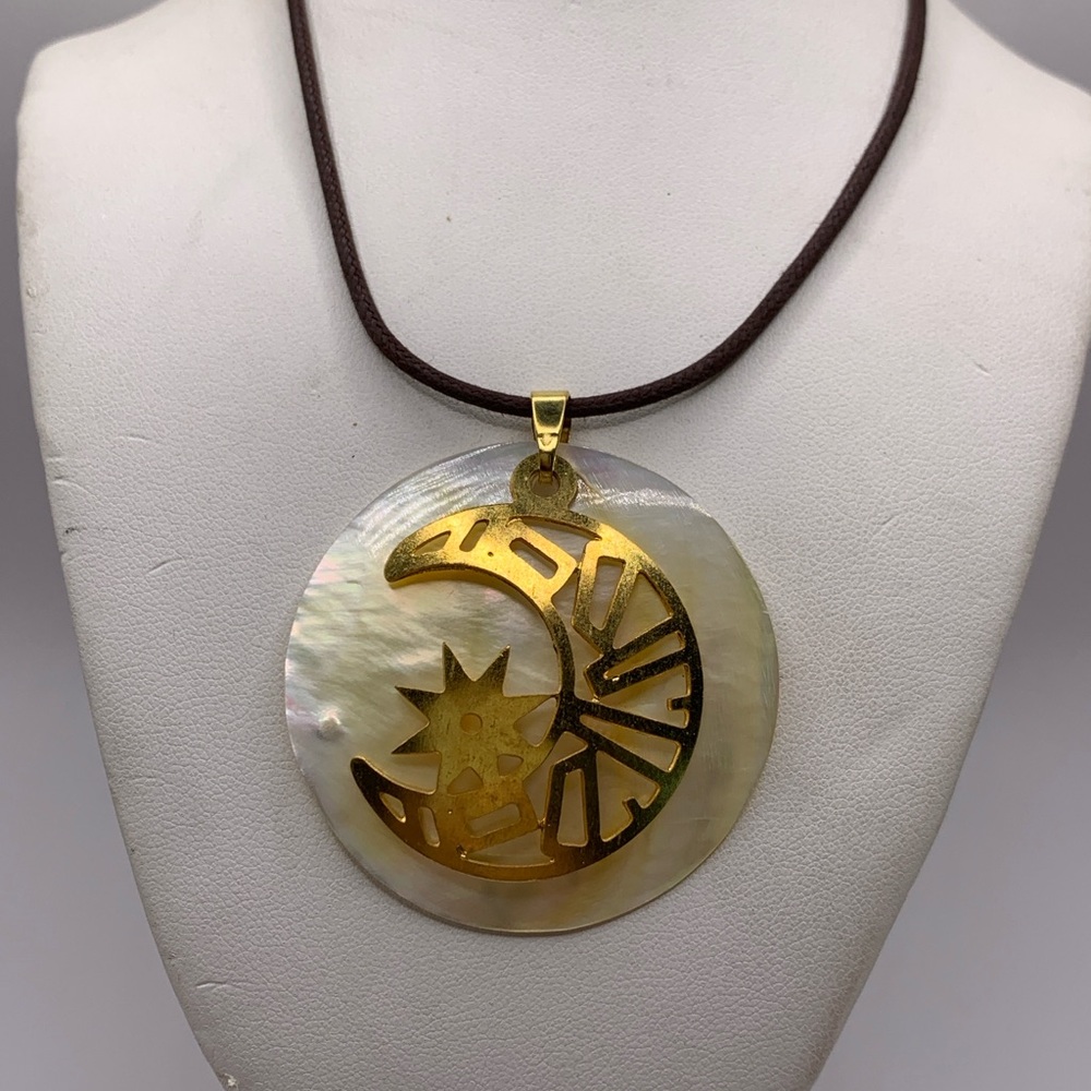 Gold Moon and Star Shell Pendant Necklace NWT - Picture 4 of 8